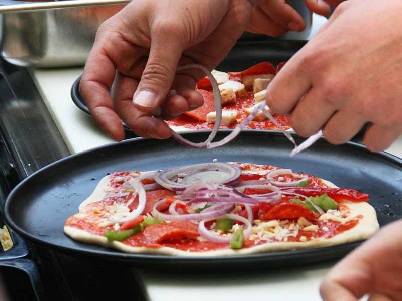 Baking pizza's at Summercamp Heino